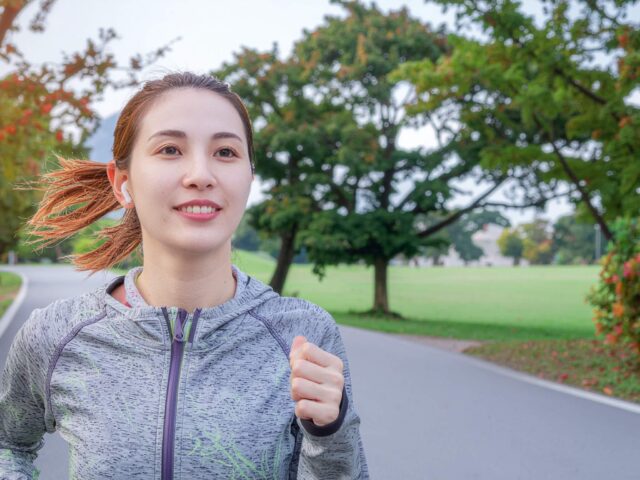 音楽を聴きながらランニングする女性ランナー