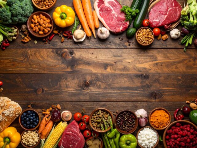 様々な野菜や肉が置かれ、テーブル全体を埋め尽くしている