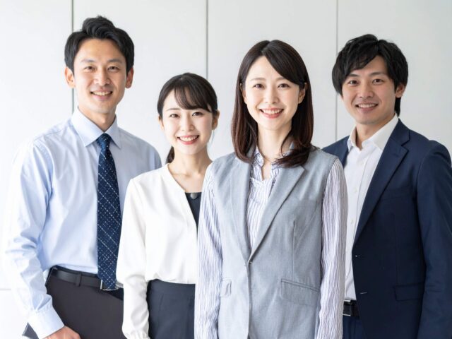 新入社員の笑顔の集合写真