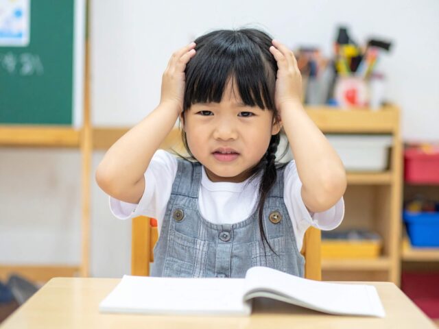 宿題に悩む子ども