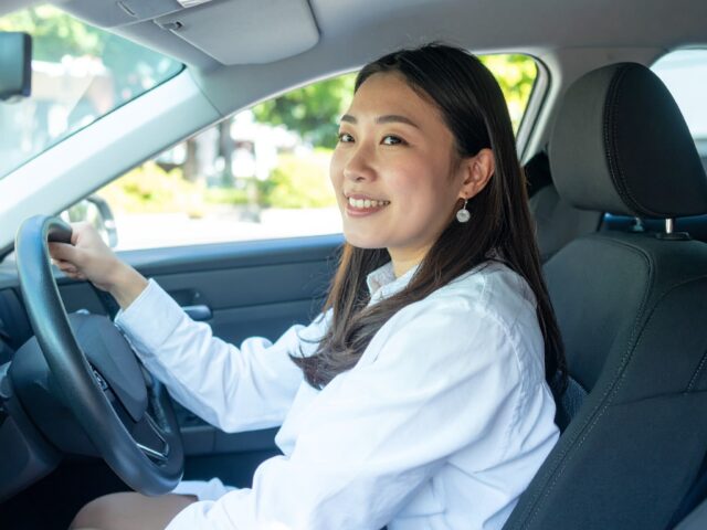 ドライブを楽しむ若い女性