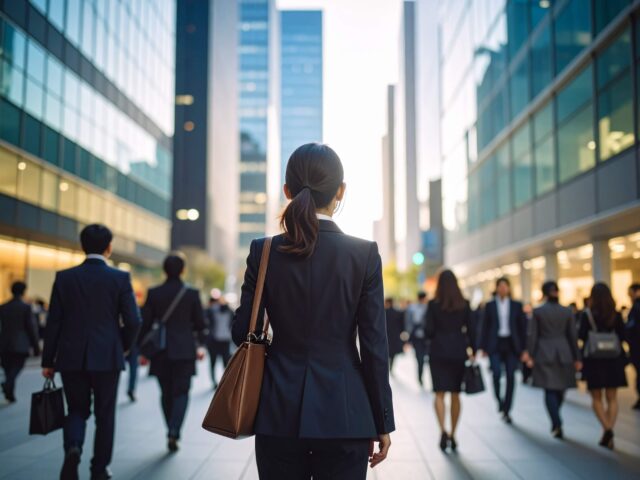 都会で働く日本人女性ビジネスパーソンの後ろ姿