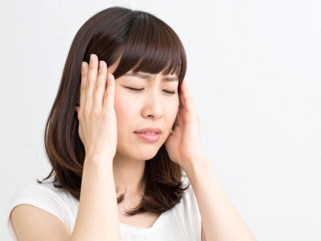 ストレスや疲れによる片頭痛に悩む女性