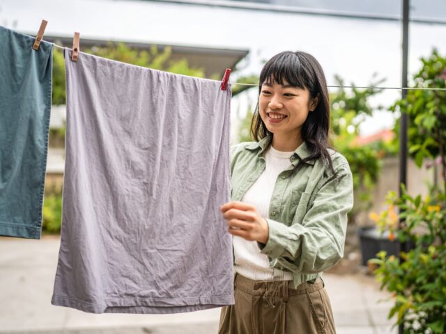 洗濯物を取り込む女性