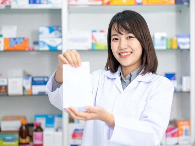 お薬を手渡す女性の薬剤師