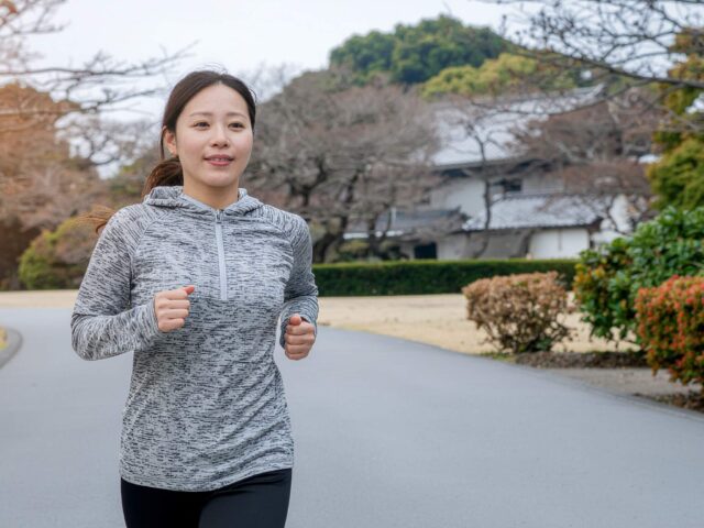 公園でジョギングする女性ランナーの朝活風景