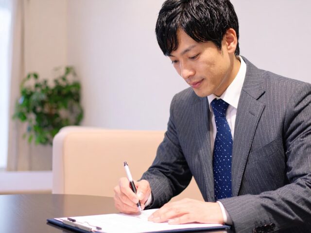書類にサインをするビジネスマン