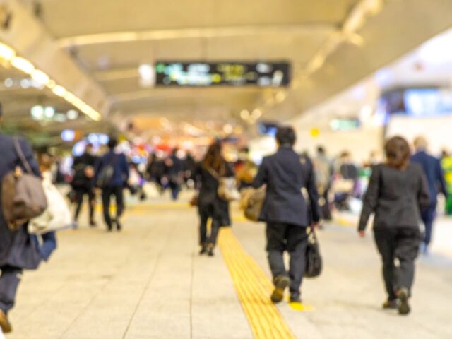 駅構内の雑踏のイメージ