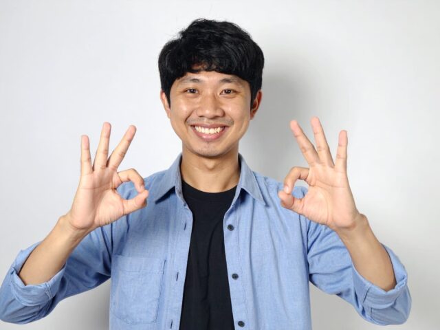 笑顔でOKする男性