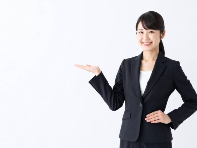 笑顔でプレゼンテーションを行うビジネスウーマン