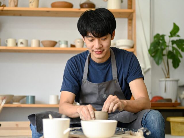 陶芸体験教室に参加した男性