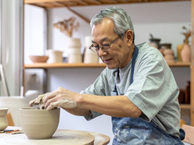 陶芸教室に参加したシニア男性