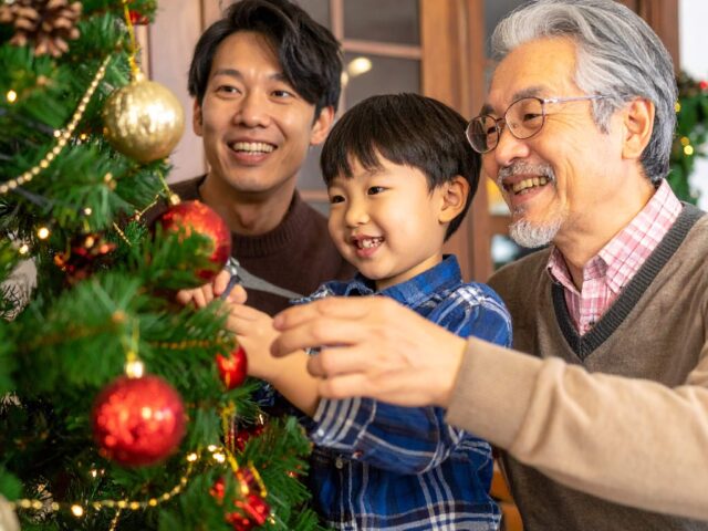 暖かなリビングでクリスマスの準備を楽しむ家族