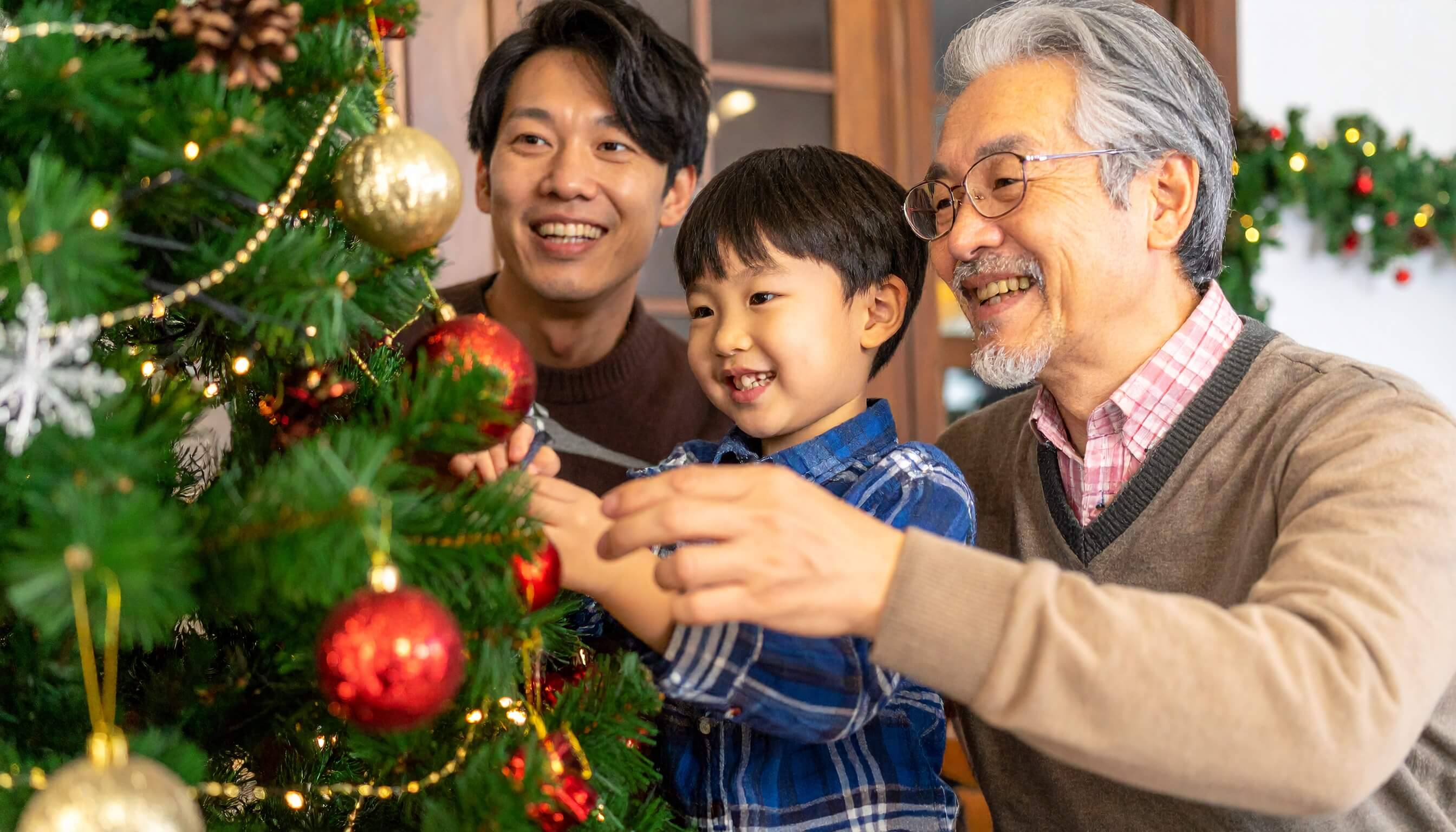 暖かなリビングでクリスマスの準備を楽しむ家族