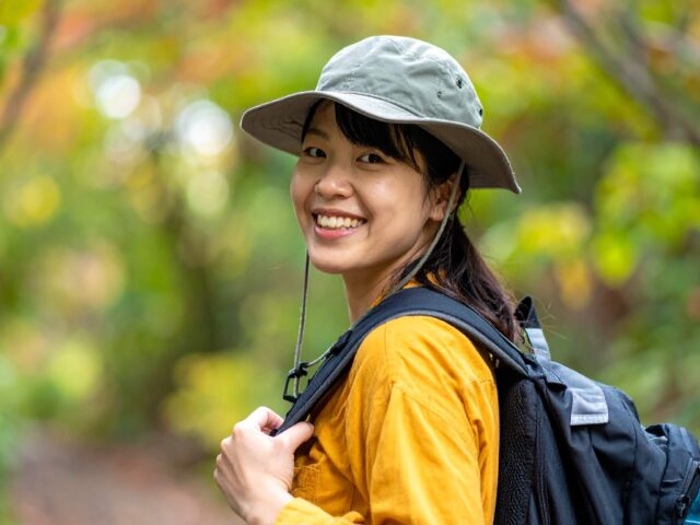 自然の中でウォーキングを楽しむ笑顔の女性