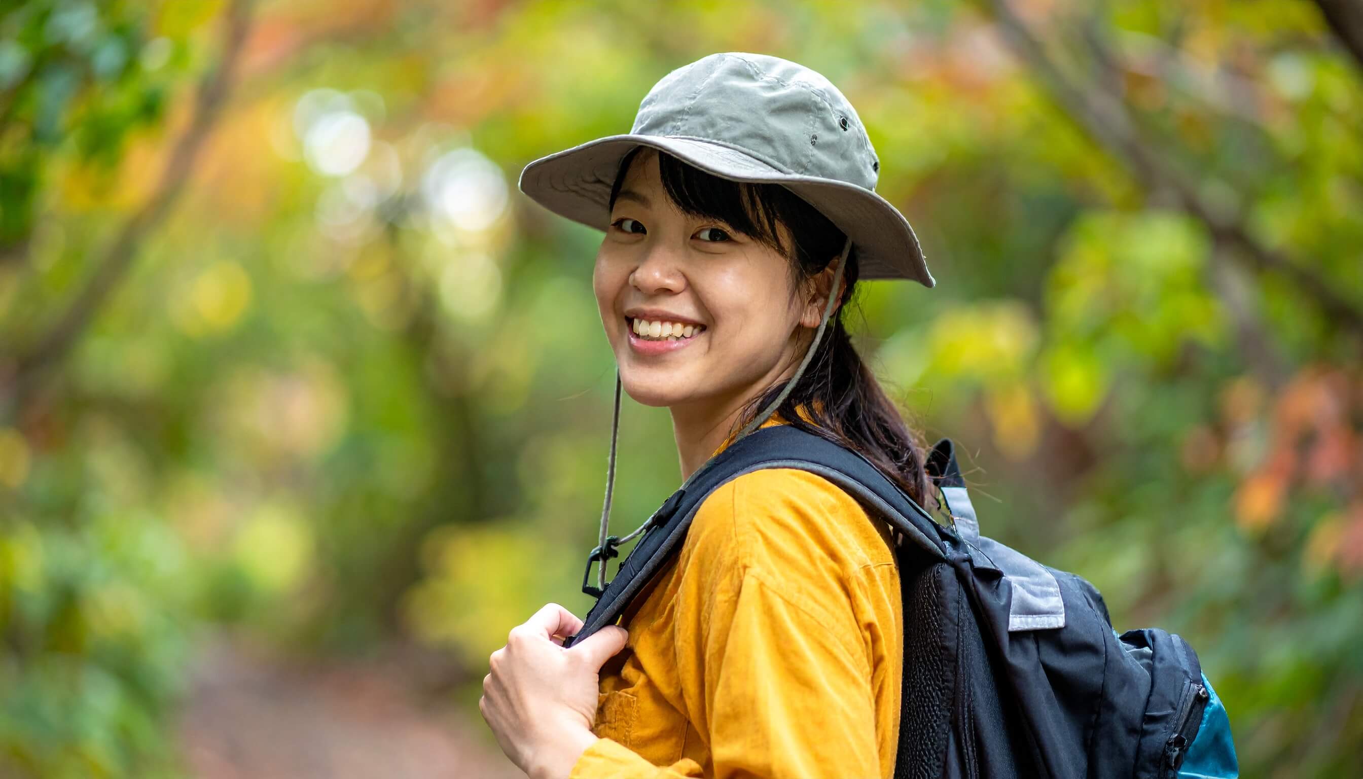 自然の中でウォーキングを楽しむ笑顔の女性