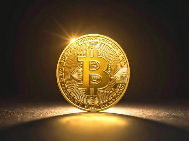 暗号資産の重厚感と存在感を示す金色のコインのクローズアップ