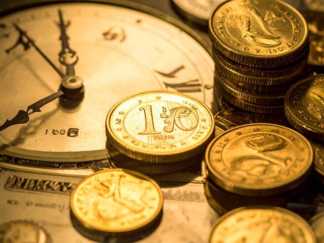時間の価値と資産運用を表現した時計とコインのイメージ