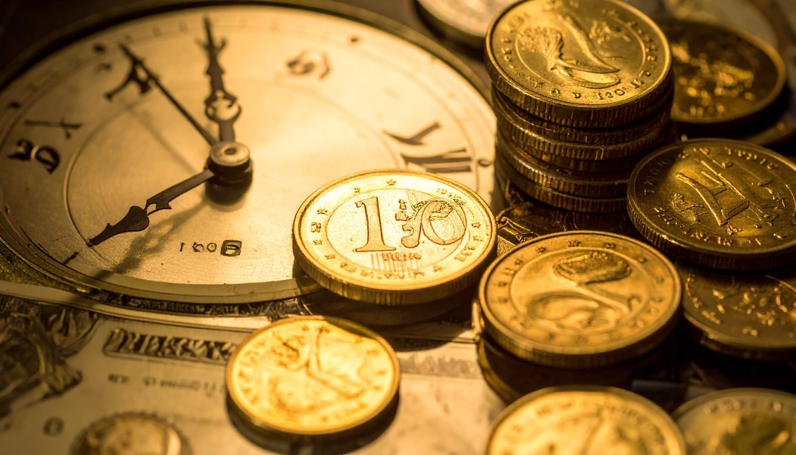 時間の価値と資産運用を表現した時計とコインのイメージ